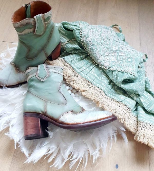 BOOTS METAL LILY PAD